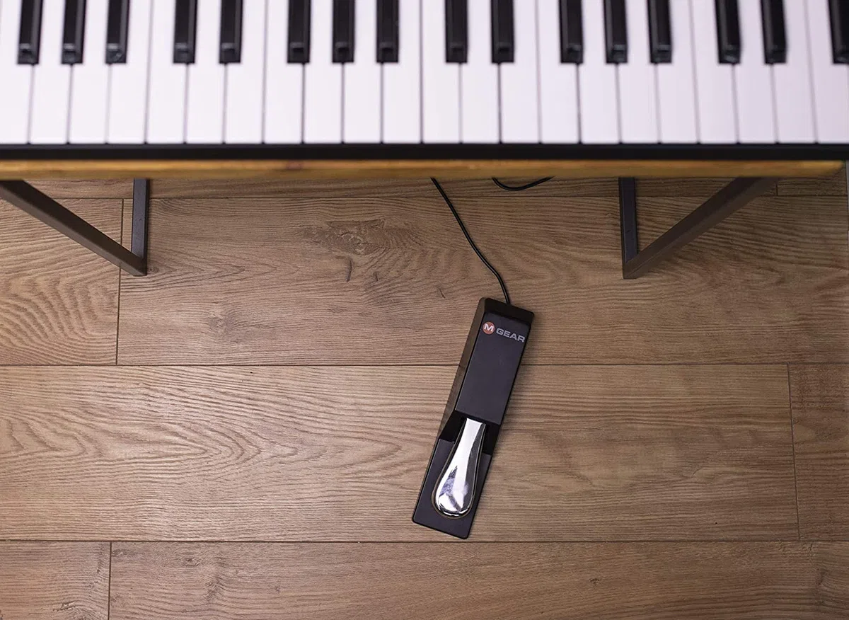 Alesis Recital con pedal de sustain SP-2 y auriculares de estudio HDH40 - Teclado de Piano Digital Eléctrico con 88 Teclas Semipesadas de Tamaño Completo, pedal de piano y auriculares