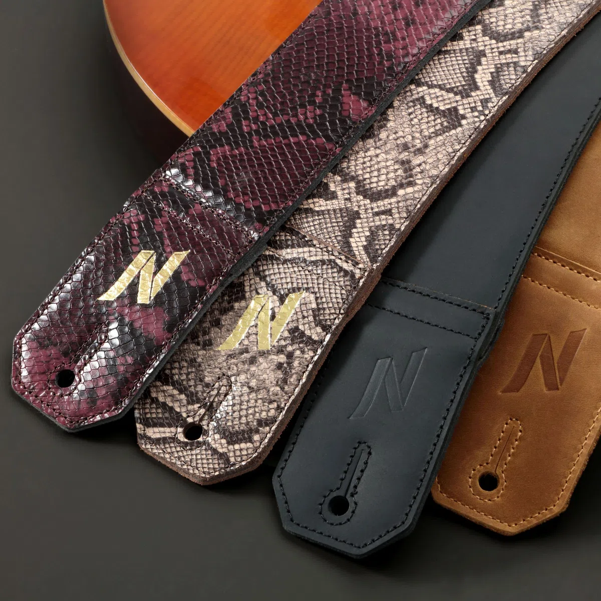 Nefelibata correa de guitarra, 2,3 pulgadas de grano de serpiente mano Cowhide correa de guitarra con acolchado para bajo, guitarras eléctricas y acústicas
