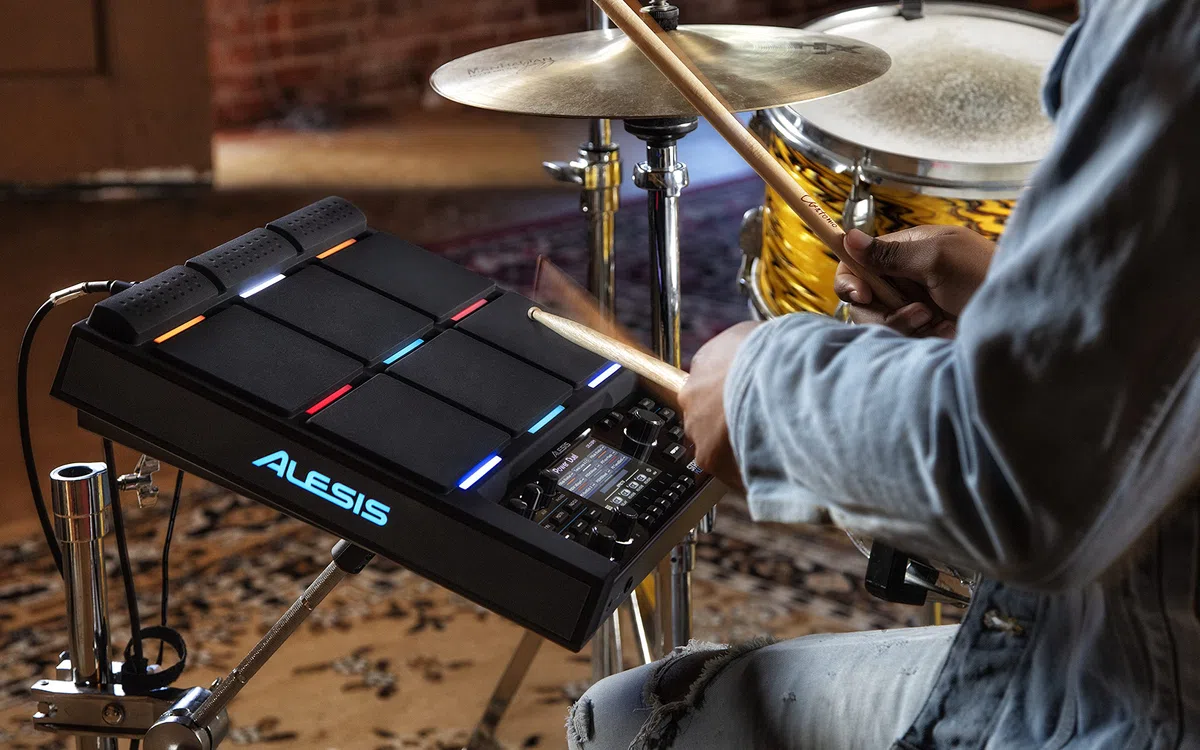 Alesis Strike Multipad con Multipad Clamp - Pad de Percusión con 9 Disparadores, Sampler, Looper y Tarjeta de Sonido con Sistema de Soporte Universal para Pads de Percusión