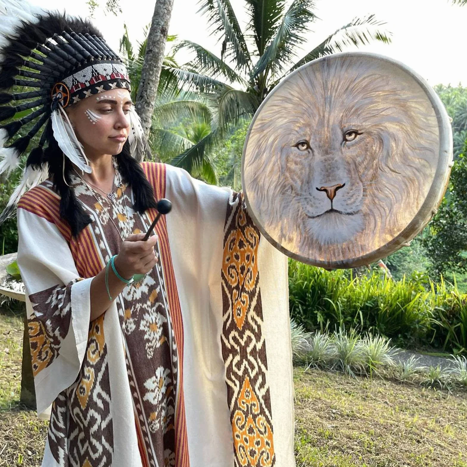 Tambor Chamán Hecho a Mano con Patrón de León, Instrumento Espiritual para Curación con Sonido (León)