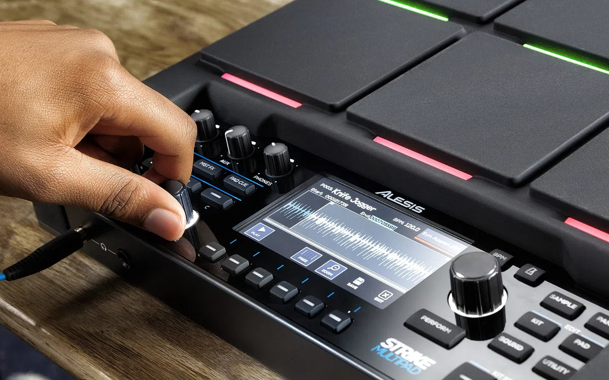 Alesis Strike Multipad con Multipad Clamp - Pad de Percusión con 9 Disparadores, Sampler, Looper y Tarjeta de Sonido con Sistema de Soporte Universal para Pads de Percusión