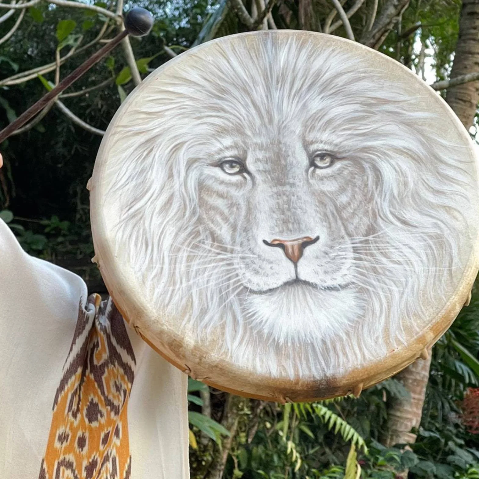 Tambor Chamán Hecho a Mano con Patrón de León, Instrumento Espiritual para Curación con Sonido (León)