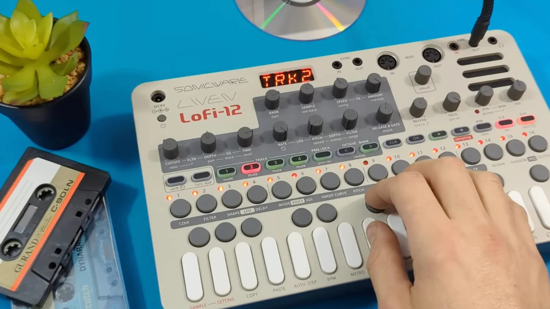 Sonicware LIVEN Lofi-12 [Lo-fi Groovebox & Sampler] Muestreo retro con modo sampler de 12 bits, secuenciador por pasos de 4 pistas, 10 voces, 12 efectos de pista + 9 efectos maestros